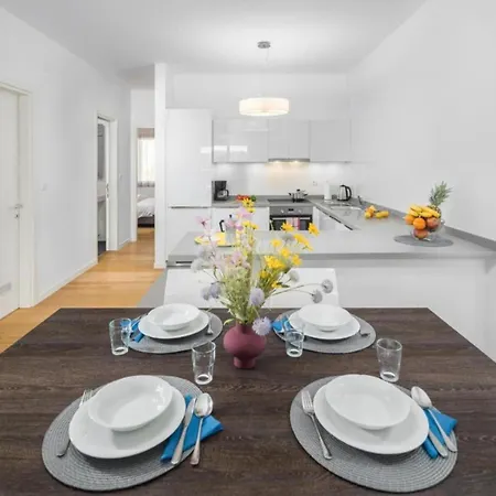 Maj - Ana - Luxury Family With Pool